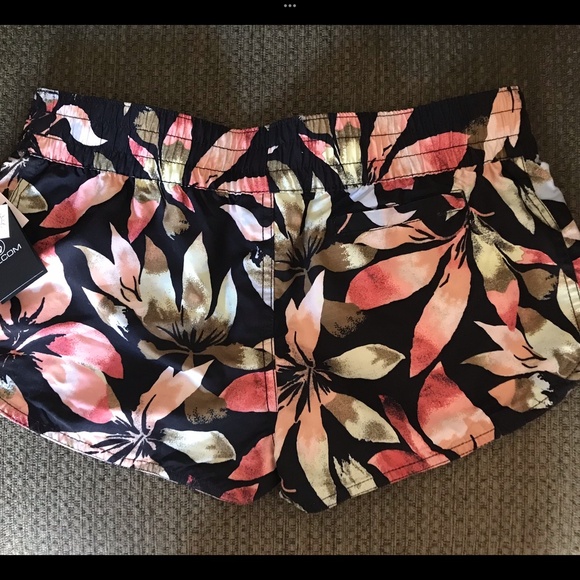 VOLCOM 50+UPF Tropic Rush 2 NWTs Women’s Elastic Waist Shorts Size M - Picture 4 of 6